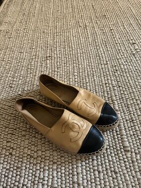 Chanel CC Cap Toe Leather Espadrilles Size 38 Beige Black